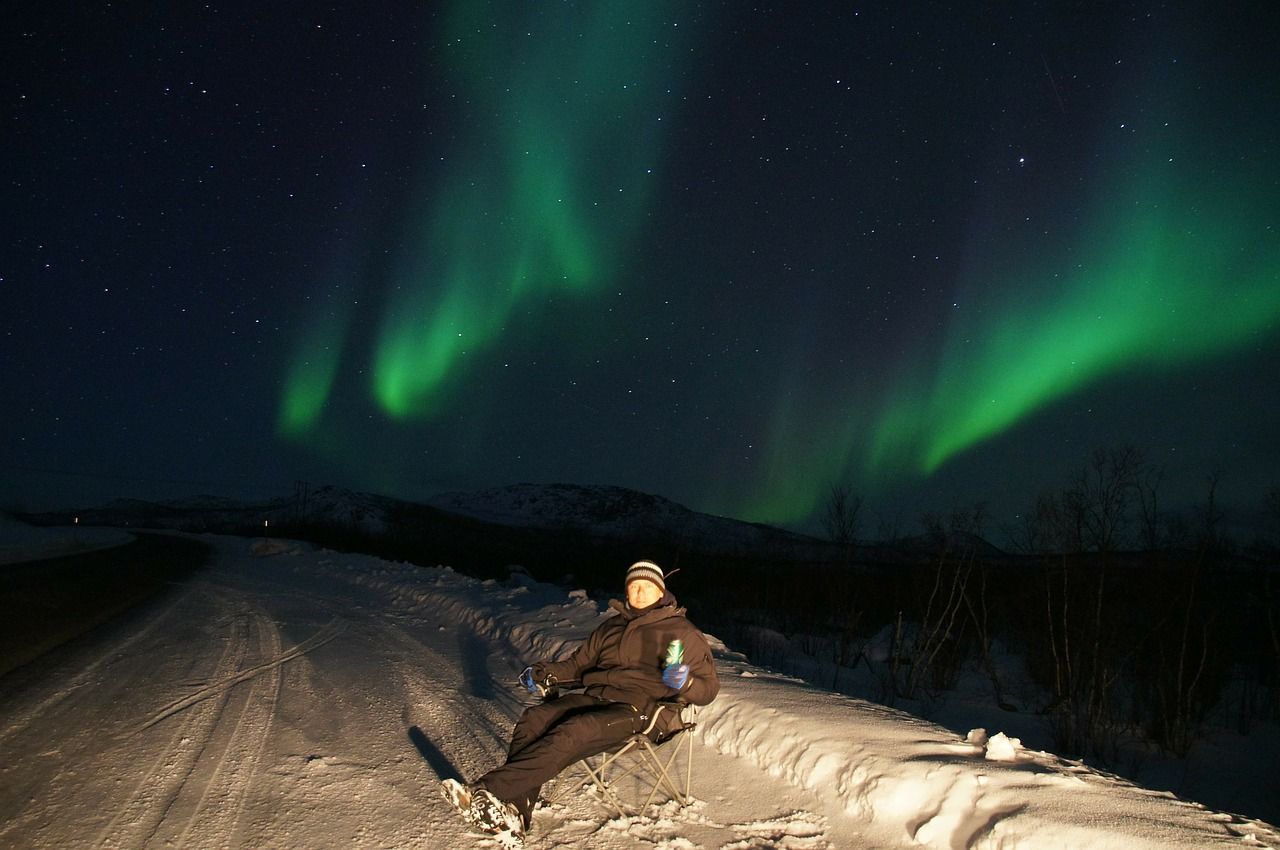 Luces del norte en el cielo polar, aurora boreal en tonos verdes sobre paisaje nevado