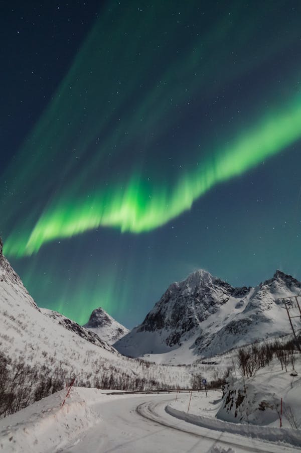 Aurora boreal brillante en cielo polar, luces del norte con colores intensos
