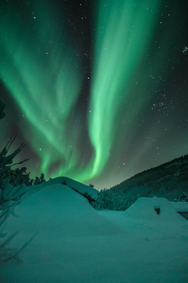 Auroras boreales en el cielo nocturno con colores vivos, ejemplo de luces del norte