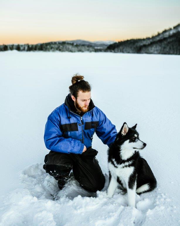 Turistas preparados para safari con huskies en Rovaniemi