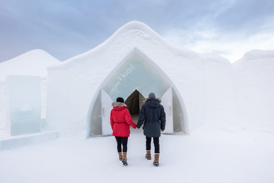 Hotel helado de Rovaniemi construido con nieve y hielo en Laponia finlandesa