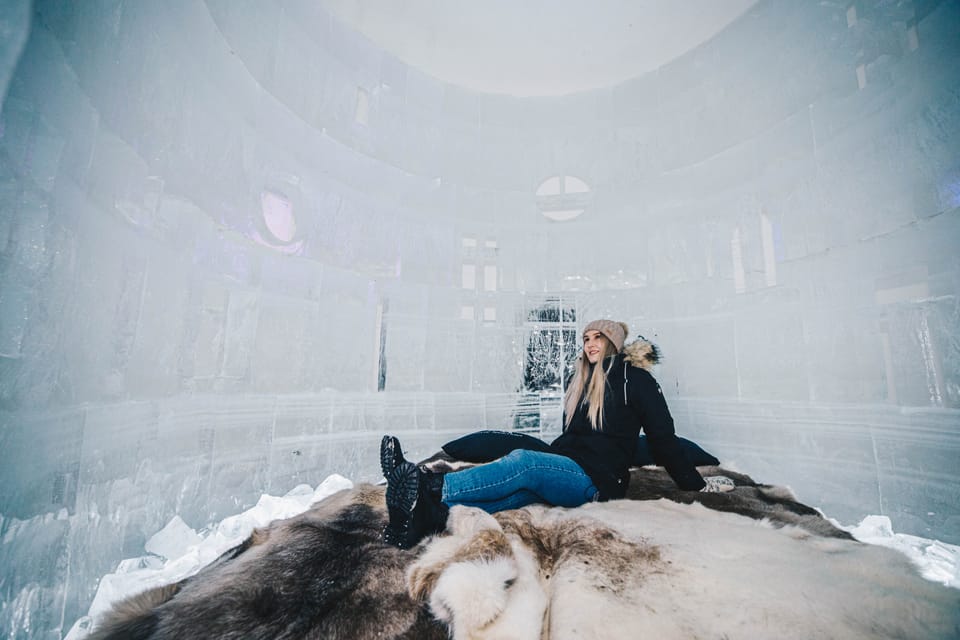 Esculturas de hielo y nieve en el interior del Arctic SnowHotel de Rovaniemi