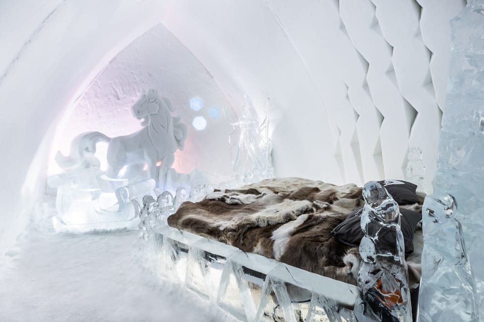 Cama de hielo con sacos térmicos en el Arctic SnowHotel de Rovaniemi