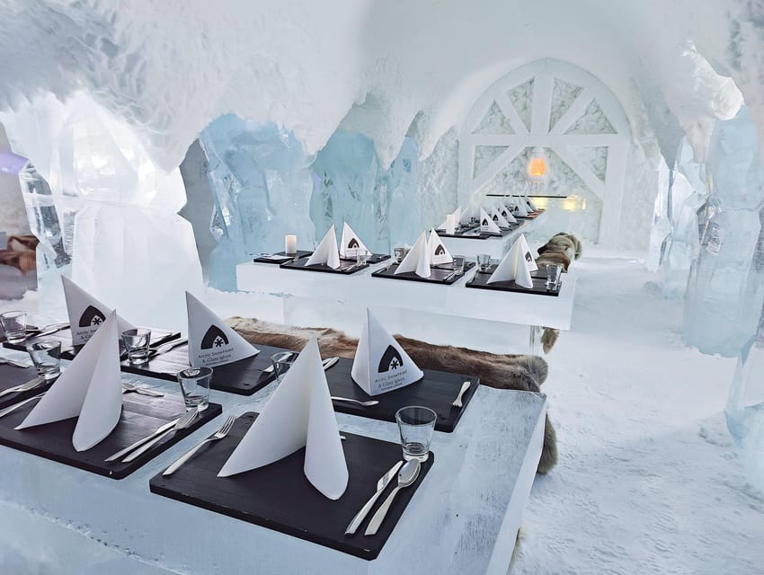 Restaurante de hielo del Arctic SnowHotel con mesas y platos de hielo