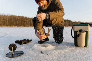 Pescar en el hielo en Rovaniemi