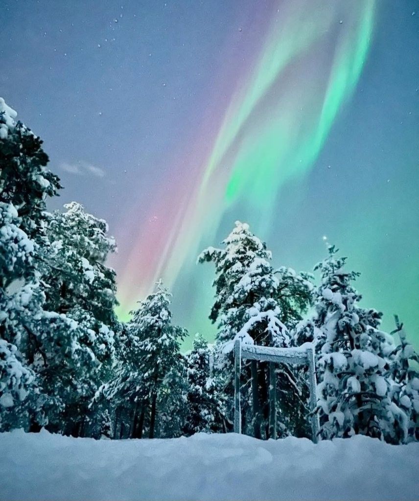 Auroras boreales en Rovaniemi Auroras boreales en Rovaniemi, cielo polar iluminado con luces verdes en Laponia
