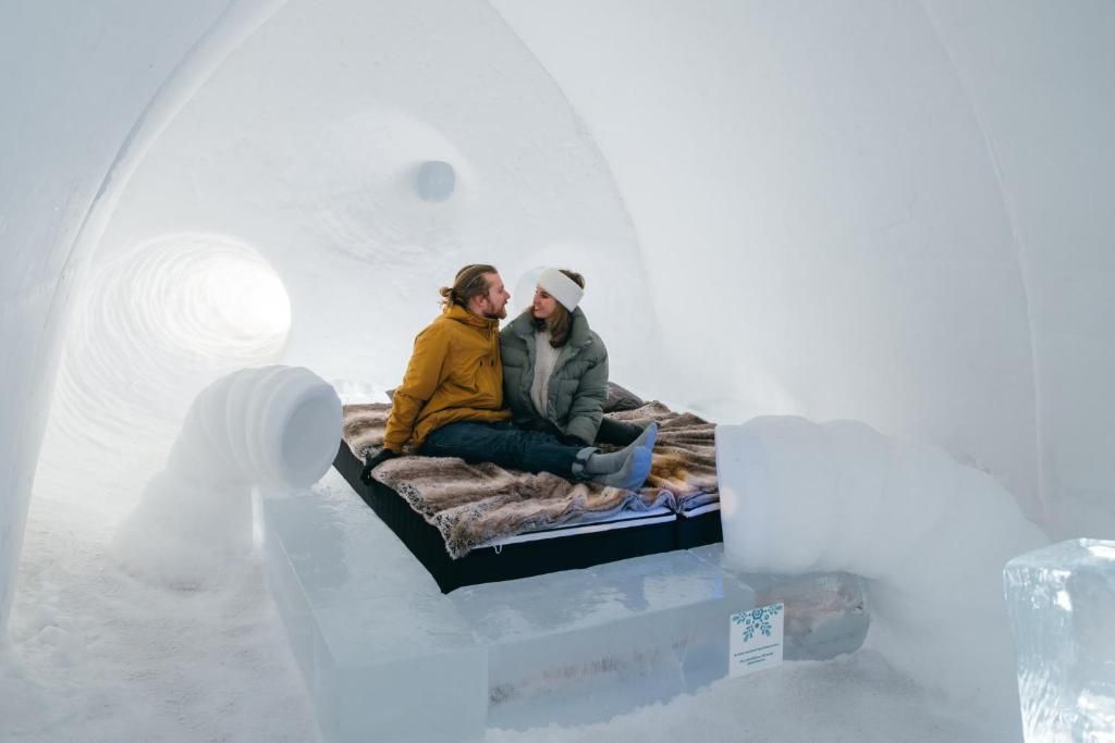 Habitación del Arctic SnowHotel decorada con arte de hielo y luces LED