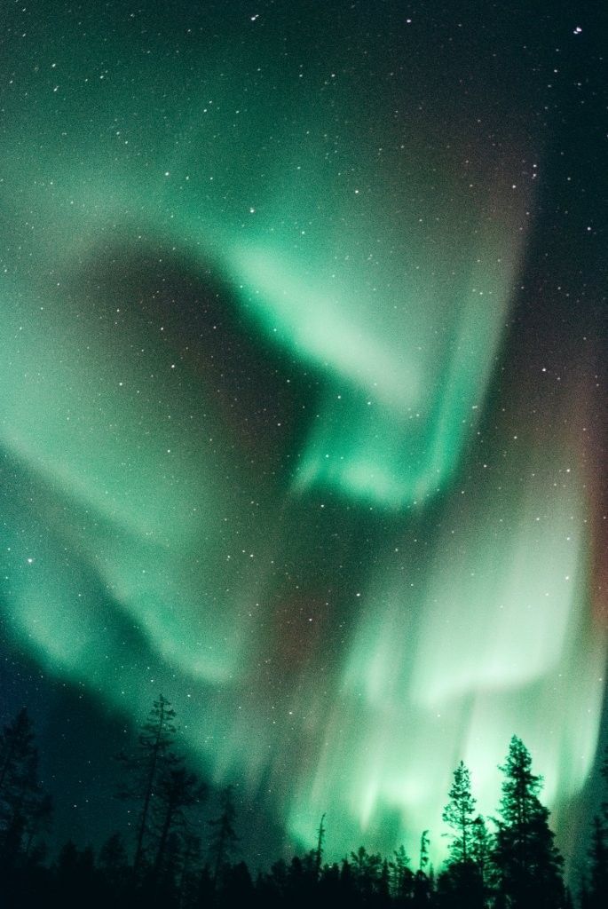 Grupo en excursión nocturna para ver auroras boreales cerca de Rovaniemi