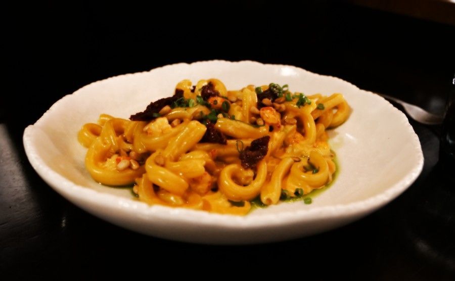 Exquisita pasta que comimos al cangrejo gigante del ártico Cena gourmet en restaurante de Rovaniemi con pasta de cangrejo real del Ártico