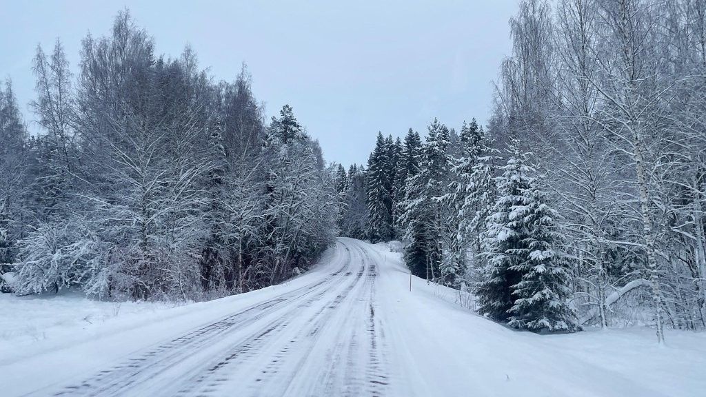 Conducir por carreteras nevadas en Laponia cerca de Rovaniemi en invierno