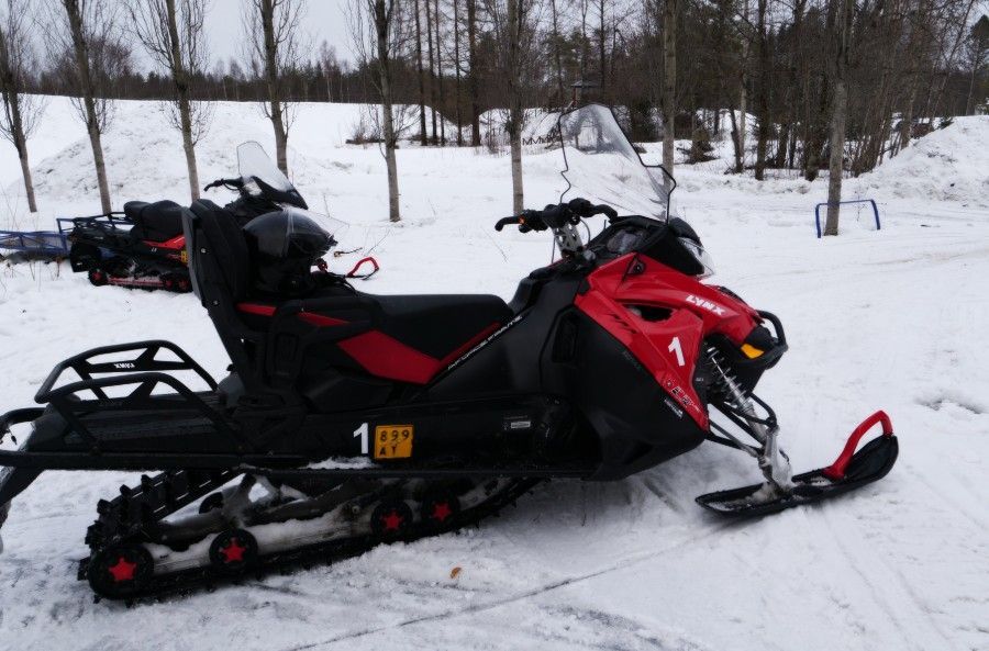 Ruta en moto de nieve en Laponia