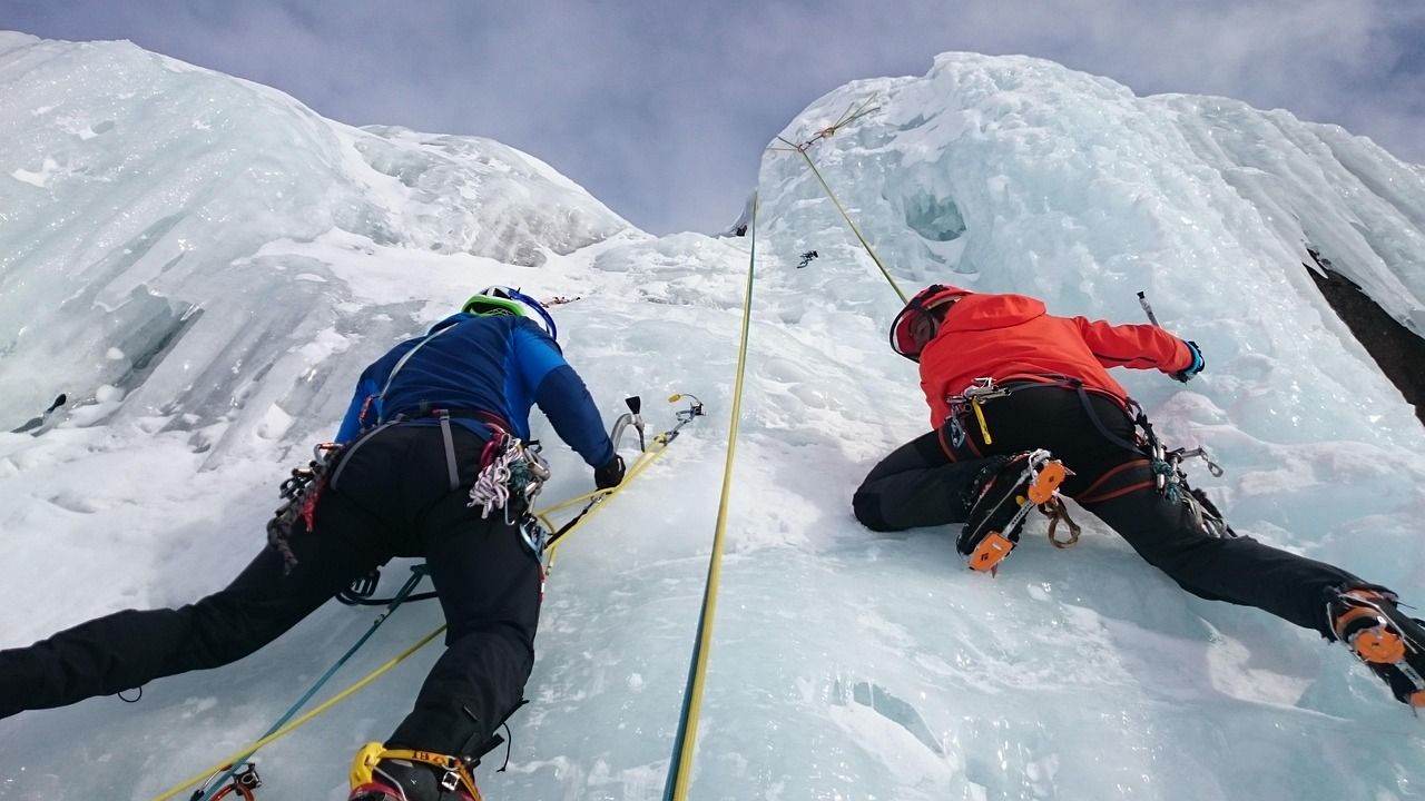 Equipo completo de escalada en hielo preparado en la nieve