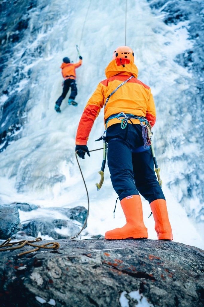 Escalador en cascada helada en Rovaniemi