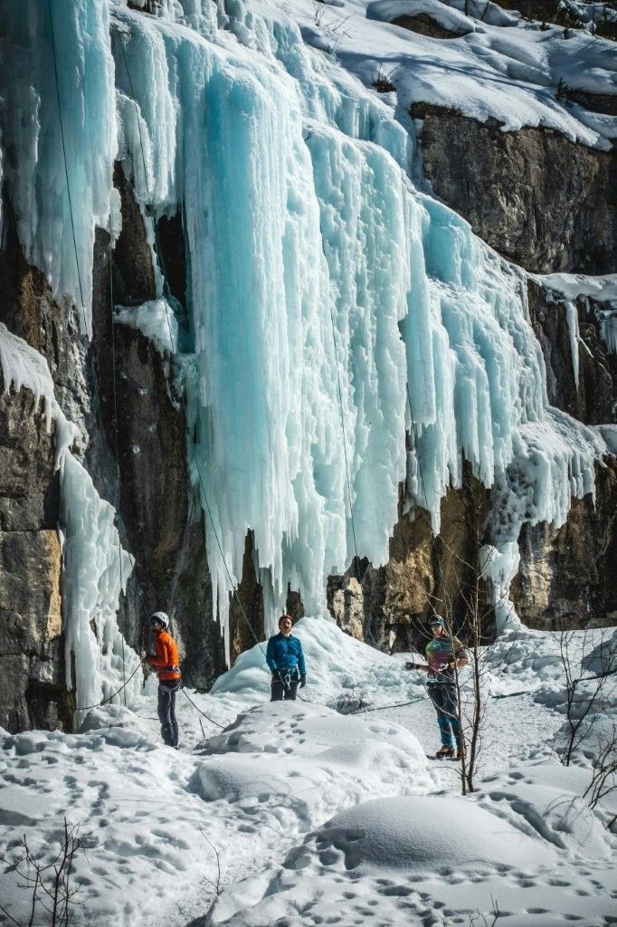 Muro de hielo con líneas de escalada equipadas