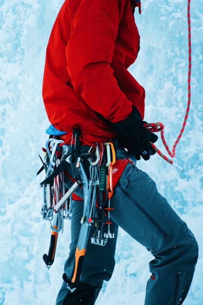 Equipo básico para escalada en hielo: piolets, cuerda y casco