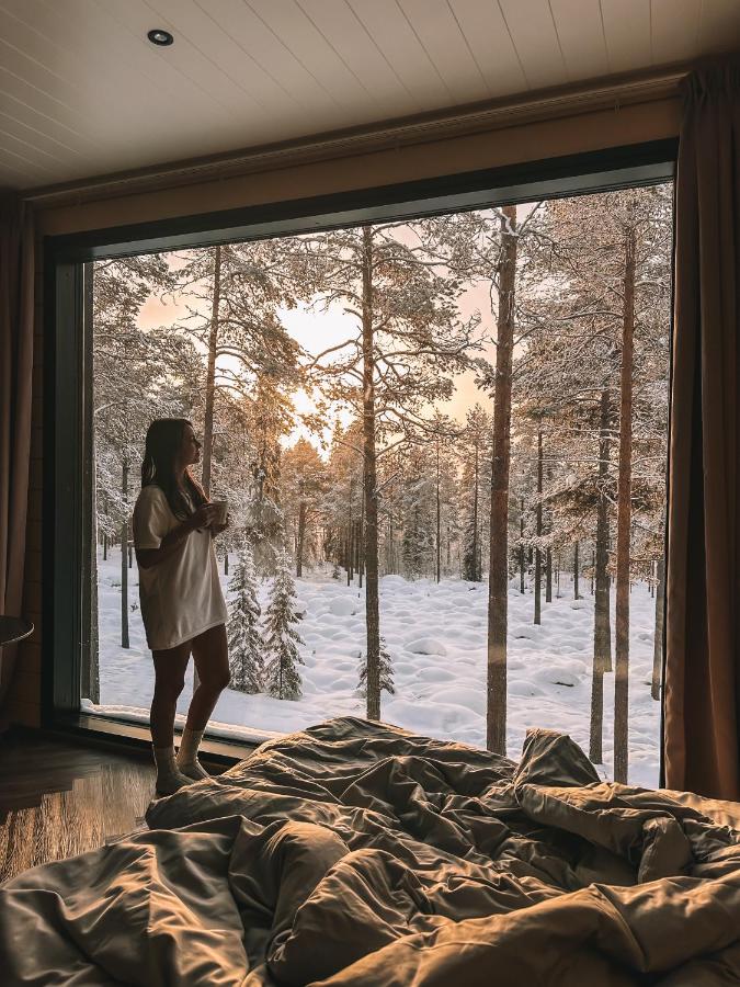 Cabaña de diseño integrada en el bosque nevado cerca de Rovaniemi en Laponia