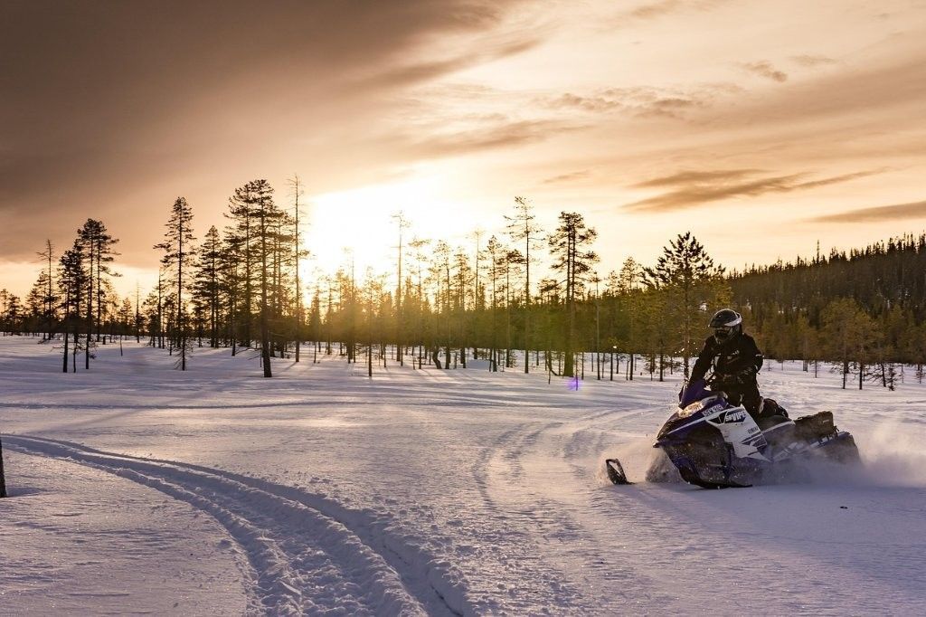 Ruta panorámica de motos de nieve en Laponia finlandesa