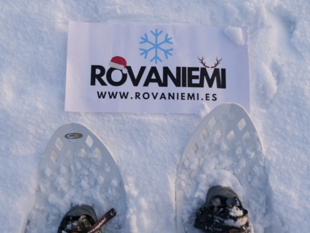 Familia disfrutando de la nieve en Rovaniemi