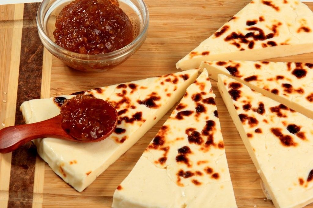 Postre de leipäjuusto con mermelada de moras árticas en Rovaniemi