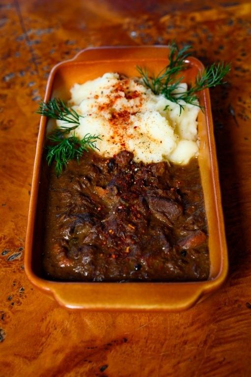Cena en restaurante acogedor de Rovaniemi con ambiente ártico